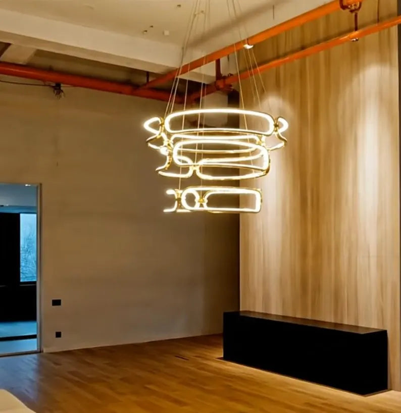 Lampada LED a sospensione con anelli luminosi in grande spazio interno