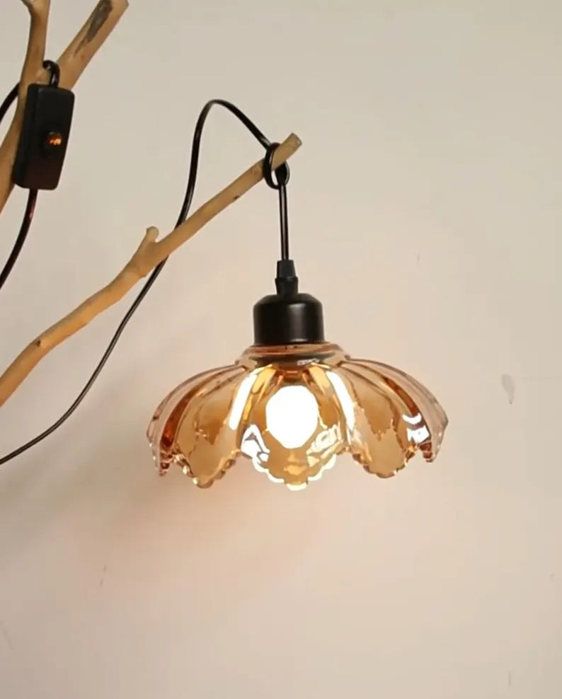 Lampada a parete in vetro ambrato con struttura decorativa in legno