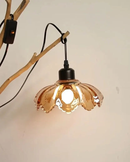 Lampada a parete in vetro ambrato con struttura decorativa in legno