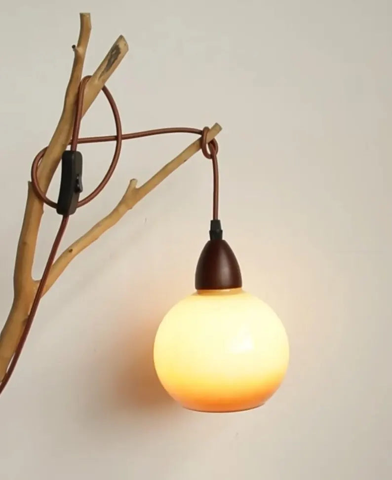 Lampada a sospensione in vetro ambrato appesa a ramo in legno