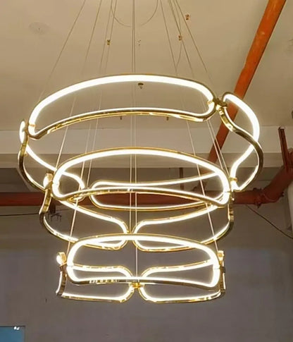 Lampada a sospensione LED con anelli luminosi sovrapposti appesa al soffitto