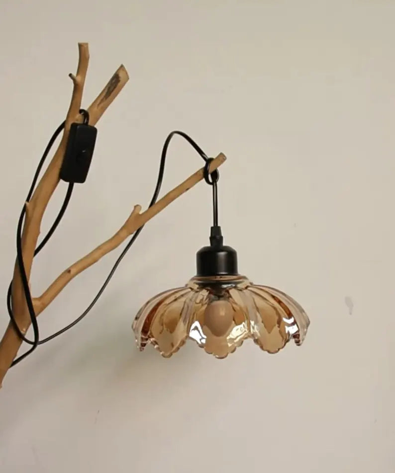 Lampada da parete in vetro ambrato appesa a supporto in legno naturale