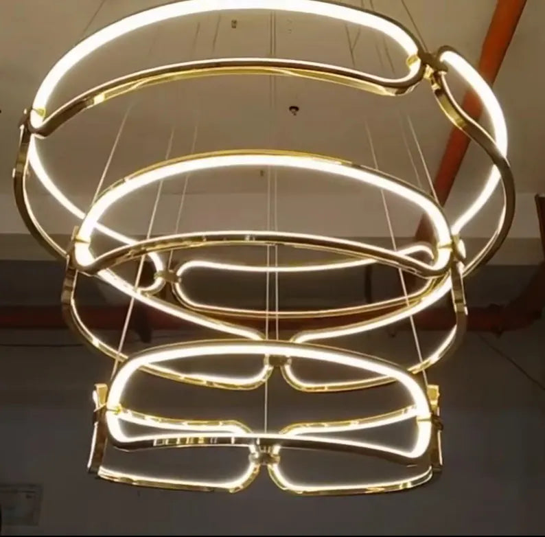 Lampadario LED moderno con anelli luminosi sospesi in ambiente interno