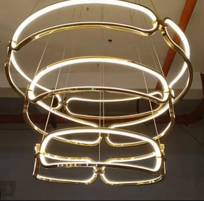 Lampadario LED moderno con anelli luminosi sospesi in ambiente interno