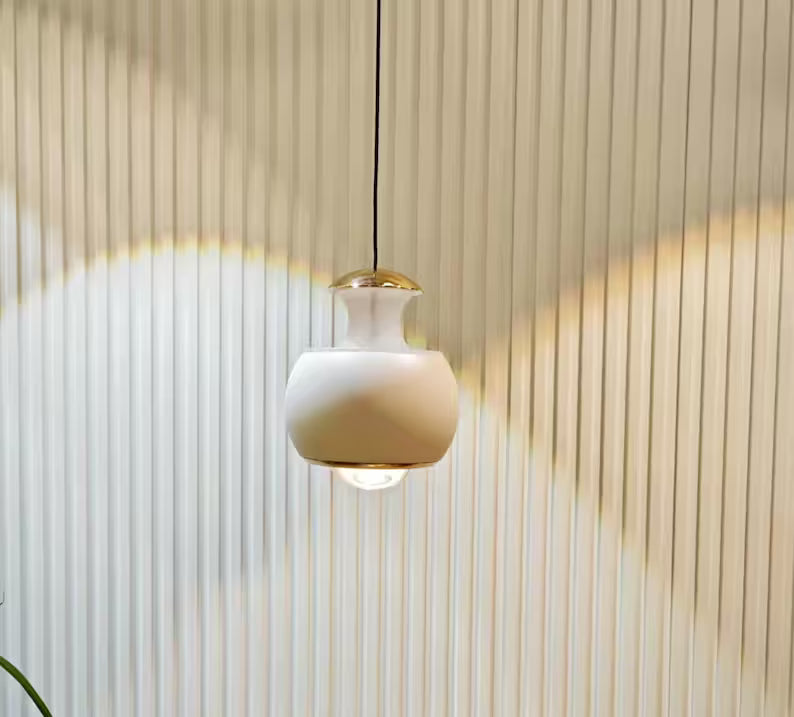 Lampada a sospensione elegante con diffusore opalino e luce diffusa