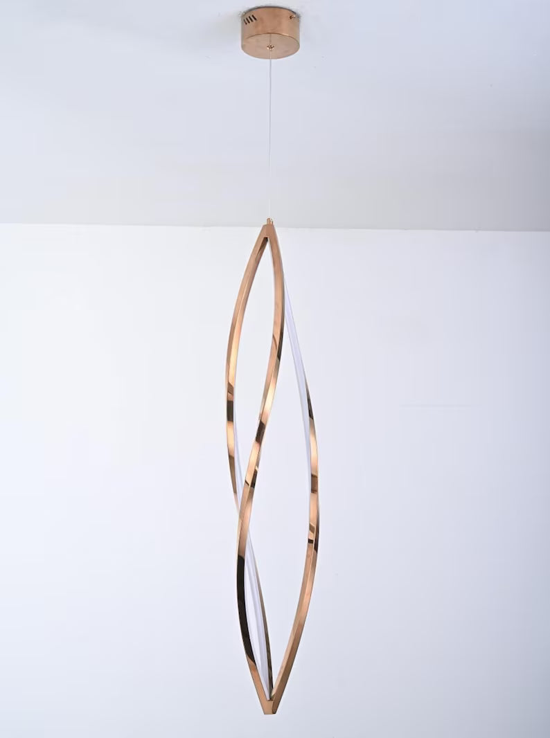 Lampada a sospensione LED con struttura ondulata vista in verticale