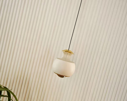 Lampada a sospensione minimal bianca appesa a soffitto con parete scanalata
